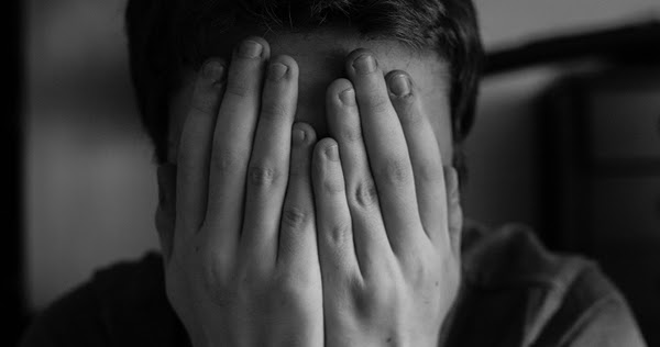 Sao có thể thế được, càng am hiểu thì mới biết nhiều, mới đặt cược được chính xác, thắng mới nhiều chứ? Sao có thể thế được, càng am hiểu thì mới biết nhiều, mới đặt cược được chính xác, thắng mới nhiều chứ?