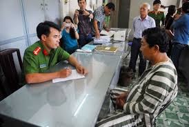 Bị công an sờ gáy Bị công an sờ gáy