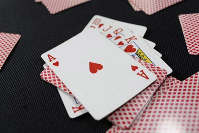 Khi bắt đầu vào ván bài chơi, mỗi người sẽ được chia cho mình 9 lá bài.