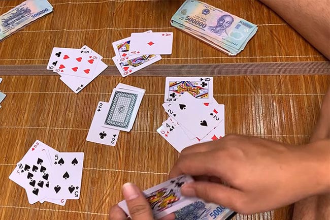 Chọn quân bài đánh ra sao cho đối phương không ăn được Chọn quân bài đánh ra sao cho đối phương không ăn được