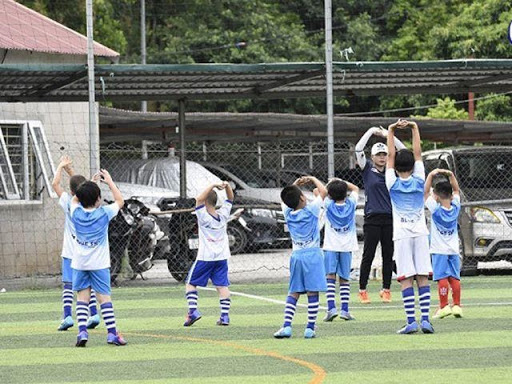 Dạy bóng đá trẻ em trước tiên cần có kỹ thuật khởi động Dạy bóng đá trẻ em trước tiên cần có kỹ thuật khởi động