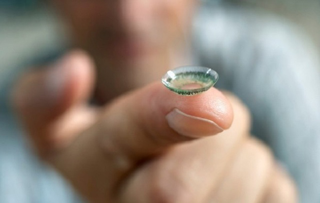 Với loại kính áp tròng thì người chơi có thể nhìn xuyên thấu bài của đối thủ. Với loại kính áp tròng thì người chơi có thể nhìn xuyên thấu bài của đối thủ.