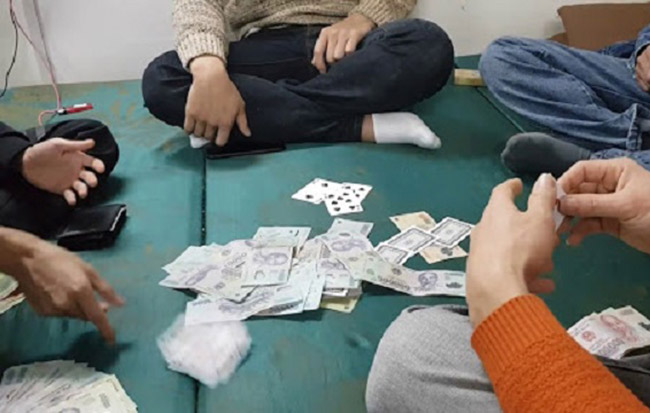 Luật chơi xì tố 5 cây, trong ván bài thì mỗi bàn chơi sẽ có từ 2-6 người tham gia. Luật chơi xì tố 5 cây, trong ván bài thì mỗi bàn chơi sẽ có từ 2-6 người tham gia.