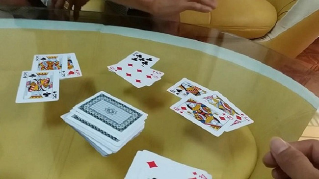 Quan sát đối thủ khi họ ăn bài hoặc khi họ quyết định đánh ra một lá bài rác