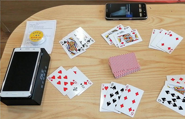 Trước khi chơi thì người chơi cần có một lá bài vào trong máy Trước khi chơi thì người chơi cần có một lá bài vào trong máy