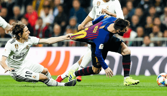 Áo thi đấu bóng đá cần có độ đàn hồi, co giãn cực cao