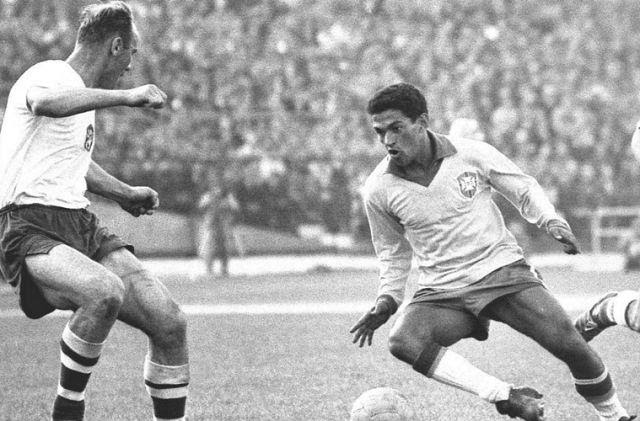 Garrincha là một cầu thủ bóng đá phủi trước khi trở thành cầu thủ nổi tiếng thế giới