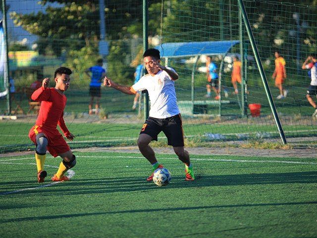 Các cầu thủ tham gia bóng đá phủi