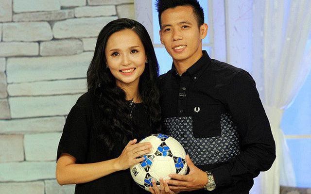 Văn Quyết – Cầu thủ bóng đá giàu nhất Việt Nam. Hình ảnh 2 vợ chồng Văn Quyết khi tham gia một chương trình truyền hình