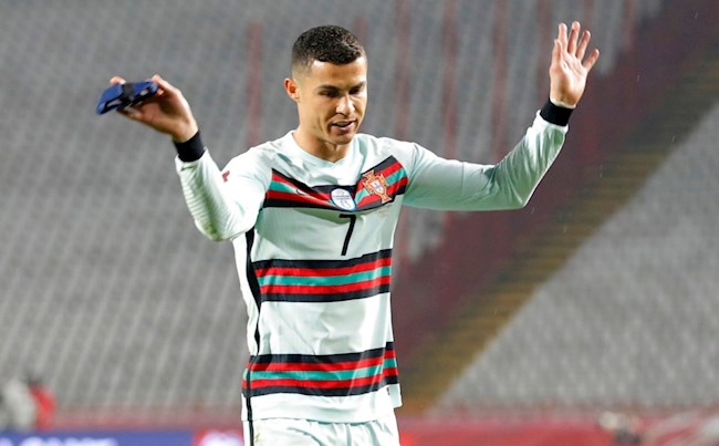 Giải đáp: Chiều cao của Ronaldo và những lần ăn gian của CR7