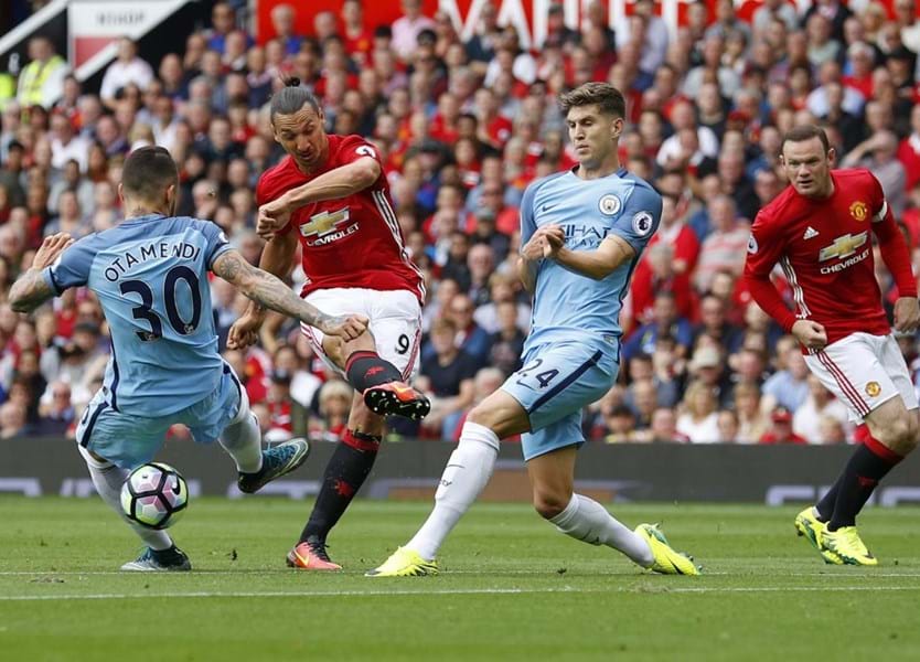 Đội hình 4-2-3-1 gây áp lực lớn cho các hậu vệ biên