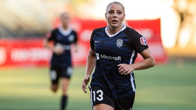 Adriana Leon bắt đầu theo đuổi sự nghiệp sân cỏ từ năm 15 tuổi