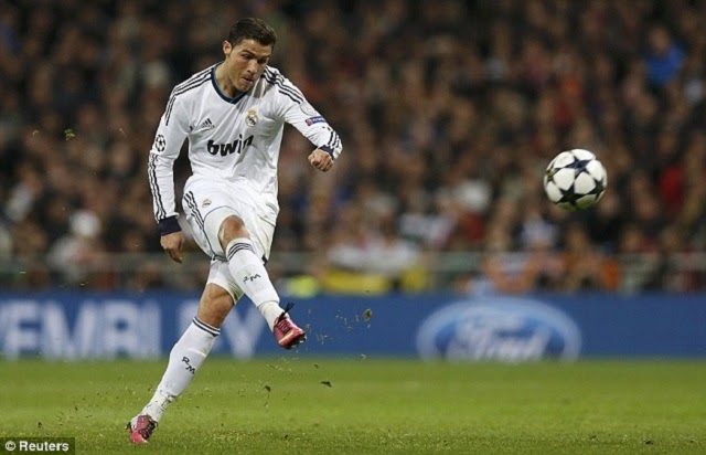 Hướng dẫn cách đá bóng bổng chuẩn xác, hiệu quả 100%